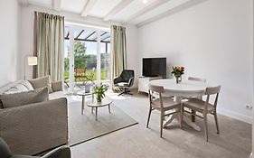 GUT KLETKAMP Mühlenhof 3 - Ruhige Ferienwohnung mit 2 Schlafzimmern I Terrasse mit See-&Naturblick I Gemeinschaftsgarten I 15 Min zur Ostsee I Küche I Parkplatz I Waschmaschine I WLAN